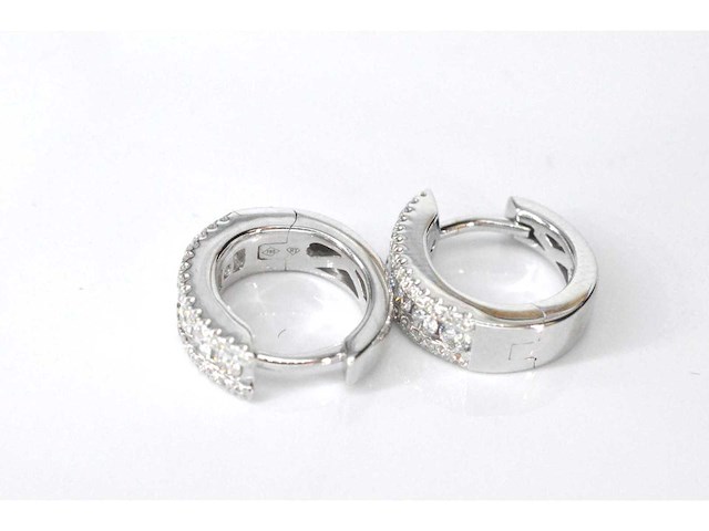 Witgouden oorbellen met drie rijen diamanten - afbeelding 7 van  7