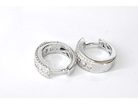 Witgouden oorbellen met drie rijen diamanten - afbeelding 7 van  7