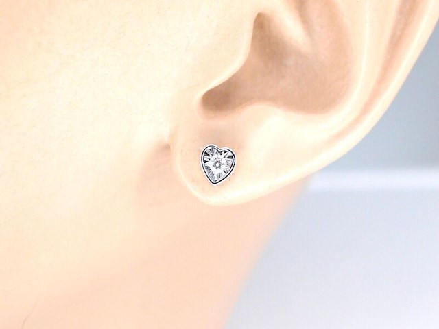 Witgouden oorbellen met een briljant geslepen diamant in hartvorm - afbeelding 4 van  7