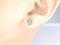 Witgouden oorbellen met een briljant geslepen diamant in hartvorm - afbeelding 4 van  7