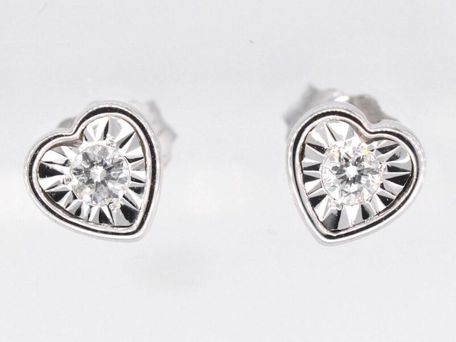 Witgouden oorbellen met een briljant geslepen diamant in hartvorm - afbeelding 1 van  7