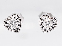 Witgouden oorbellen met een briljant geslepen diamant in hartvorm