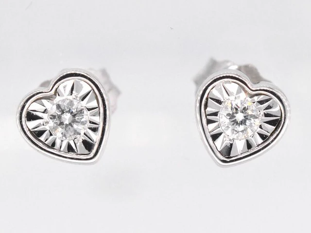 Witgouden oorbellen met een briljant geslepen diamant in hartvorm - afbeelding 1 van  7