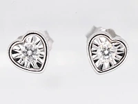 Witgouden oorbellen met een briljant geslepen diamant in hartvorm