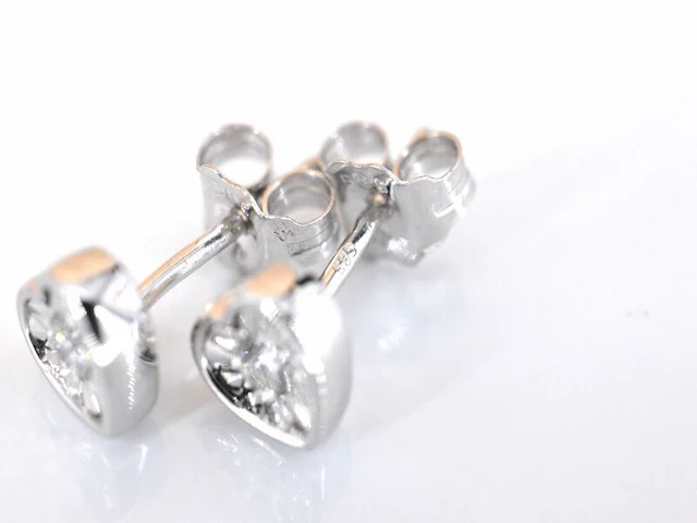 Witgouden oorbellen met een briljant geslepen diamant in hartvorm - afbeelding 5 van  7
