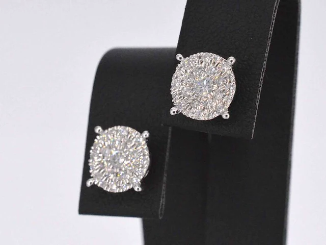 Witgouden oorbellen met een briljant geslepen diamant - afbeelding 5 van  10