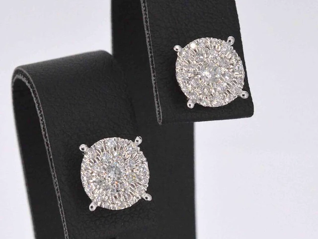 Witgouden oorbellen met een briljant geslepen diamant - afbeelding 6 van  10