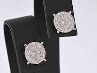 Witgouden oorbellen met een briljant geslepen diamant - afbeelding 6 van  10