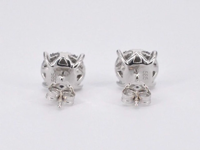 Witgouden oorbellen met een briljant geslepen diamant - afbeelding 7 van  10