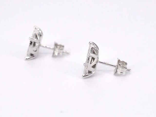 Witgouden oorbellen met een briljant geslepen diamant - afbeelding 8 van  10