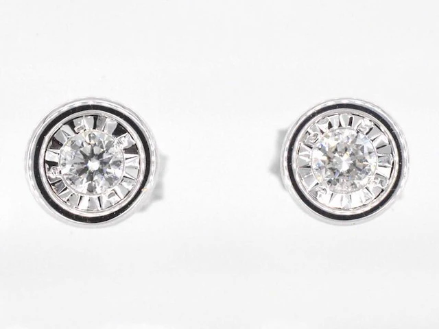 Witgouden oorbellen met een briljant geslepen diamant - afbeelding 1 van  7