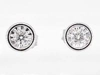 Witgouden oorbellen met een briljant geslepen diamant