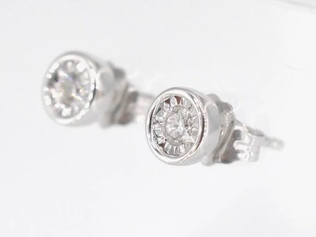 Witgouden oorbellen met een briljant geslepen diamant - afbeelding 3 van  7