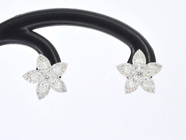 Witgouden oorbellen met grote diamanten 1.64 carat - afbeelding 7 van  11