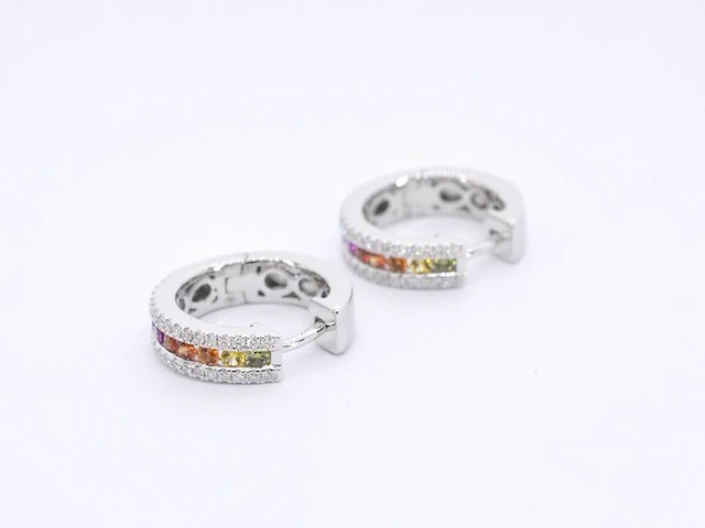 Witgouden oorbellen met multi colour saffieren en diamanten - afbeelding 6 van  7