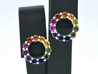 Witgouden oorbellen met multi colour saffieren in een cirkel - afbeelding 1 van  9