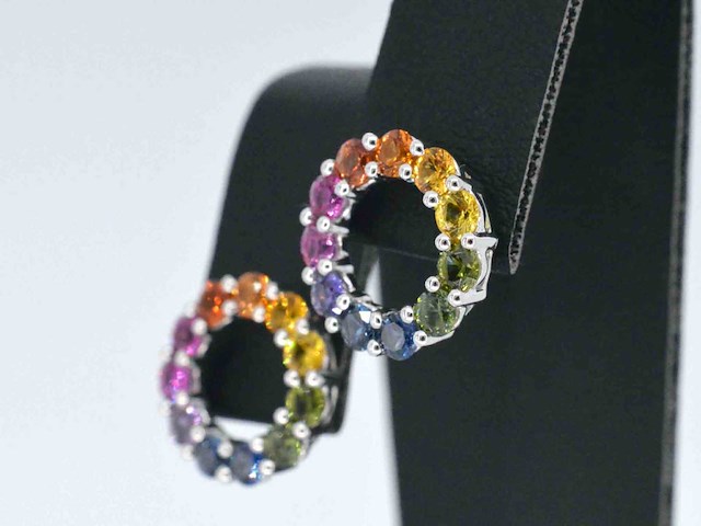 Witgouden oorbellen met multi colour saffieren in een cirkel - afbeelding 4 van  9