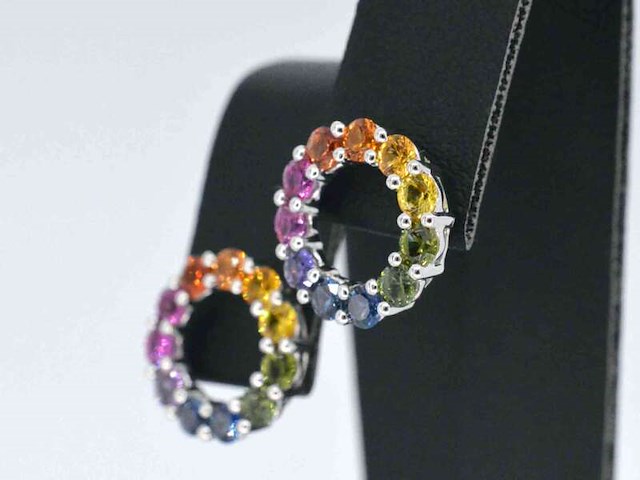Witgouden oorbellen met multi colour saffieren in een cirkel - afbeelding 4 van  10