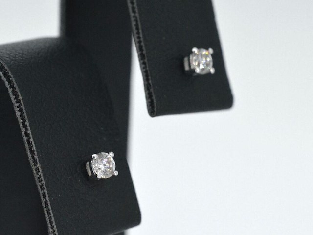 Witgouden oorbellen met natuurlijke diamant - afbeelding 4 van  9