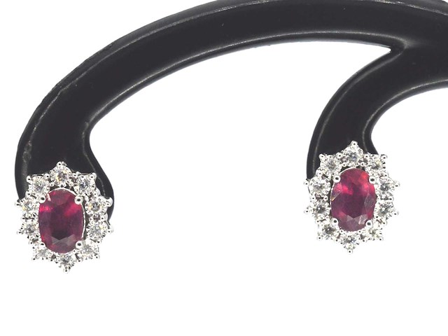 Witgouden oorbellen met natuurlijke diamanten en robijnen - afbeelding 1 van  10