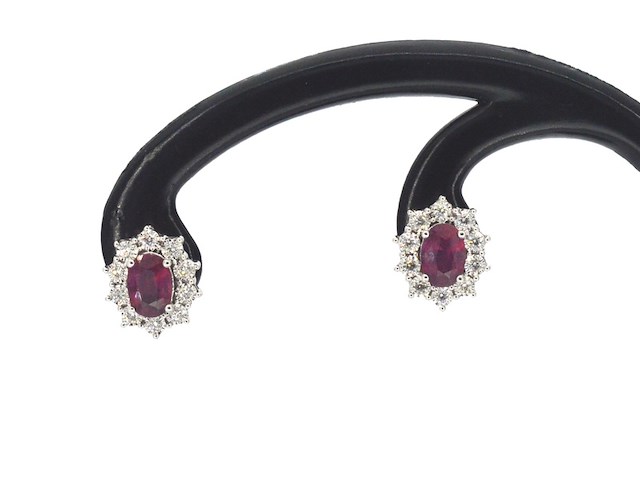 Witgouden oorbellen met natuurlijke diamanten en robijnen - afbeelding 6 van  11