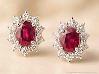 Witgouden oorbellen met natuurlijke diamanten en robijnen - afbeelding 11 van  11