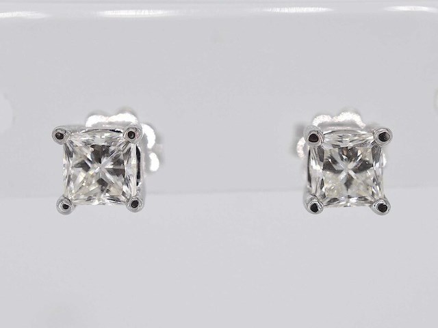 Witgouden oorbellen met princess geslepen diamanten - afbeelding 1 van  9