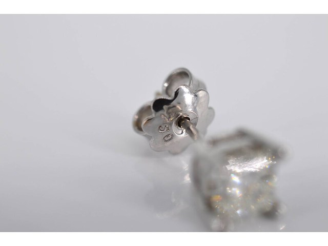 Witgouden oorbellen met princess geslepen diamanten - afbeelding 7 van  9