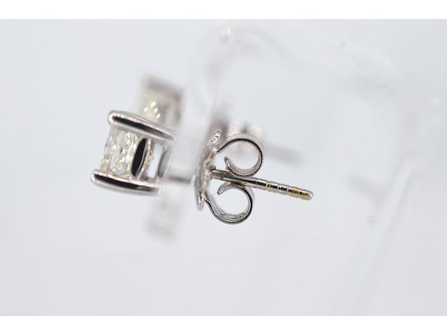 Witgouden oorbellen met princess geslepen diamanten - afbeelding 5 van  9
