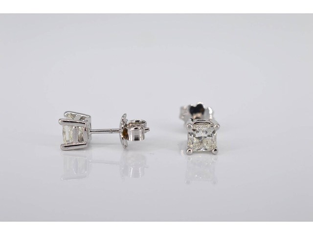 Witgouden oorbellen met princess geslepen diamanten - afbeelding 6 van  8