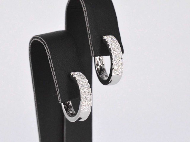 Witgouden oorbellen met twee rijen diamanten - afbeelding 5 van  7