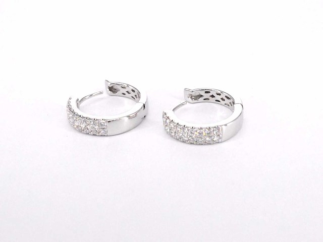 Witgouden oorbellen met twee rijen diamanten - afbeelding 7 van  7