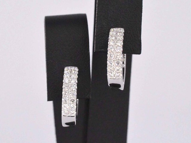 Witgouden oorbellen met twee rijen diamanten - afbeelding 1 van  7