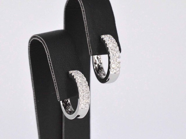 Witgouden oorbellen met twee rijen diamanten - afbeelding 4 van  7