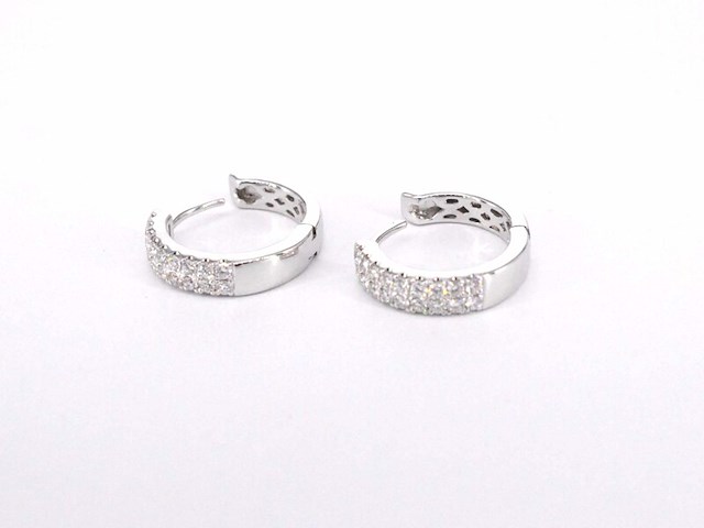 Witgouden oorbellen met twee rijen diamanten - afbeelding 6 van  7