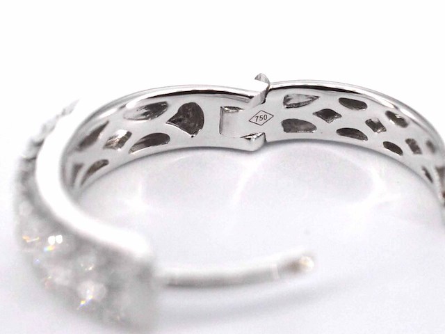 Witgouden oorbellen met twee rijen diamanten - afbeelding 7 van  7