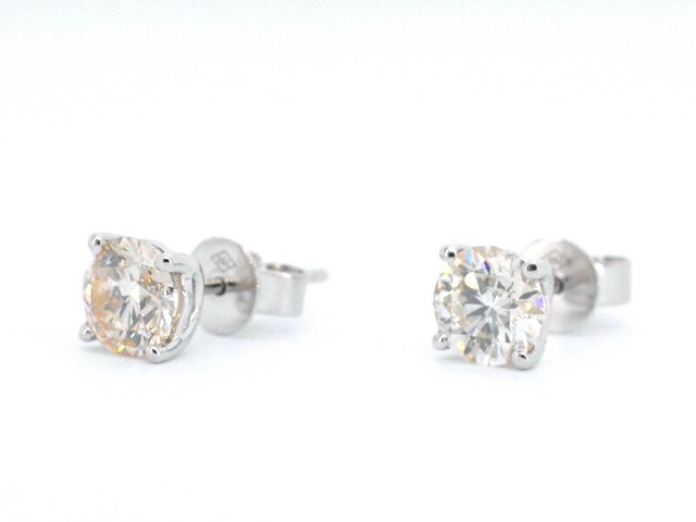 Witgouden oorbellen met twee solitaire diamanten 2.00 carat totaal - afbeelding 10 van  11