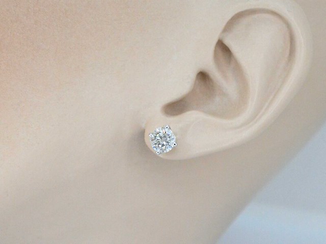 Witgouden oorbellen met twee solitaire diamanten 2.00 carat totaal - afbeelding 4 van  11