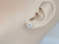 Witgouden oorbellen met twee solitaire diamanten 2.00 carat totaal - afbeelding 4 van  11