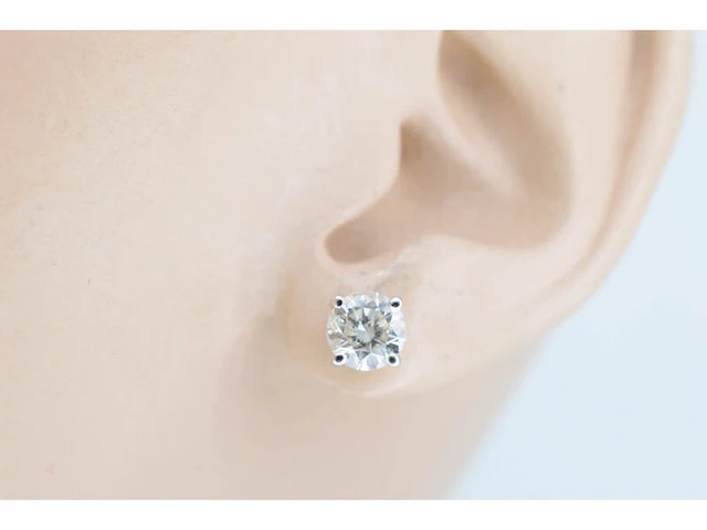Witgouden oorbellen met twee solitaire diamanten van 1.00 carat totaal - afbeelding 2 van  6