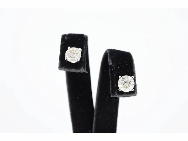 Witgouden oorbellen met twee solitaire diamanten van 1.00 carat totaal - afbeelding 3 van  6