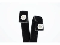 Witgouden oorbellen met twee solitaire diamanten van 1.00 carat totaal - afbeelding 3 van  6