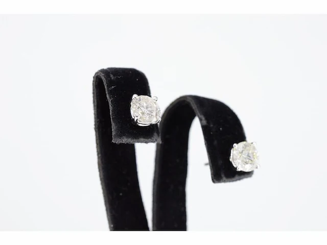 Witgouden oorbellen met twee solitaire diamanten van 1.00 carat totaal - afbeelding 4 van  6