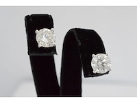 Witgouden oorbellen met twee solitaire diamanten van 2.00 carat totaal - afbeelding 3 van  4