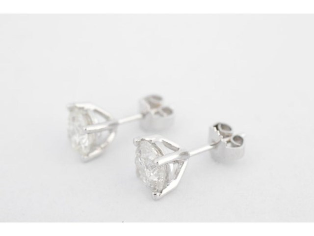 Witgouden oorbellen met twee solitaire diamanten van 2.00 carat totaal - afbeelding 4 van  4