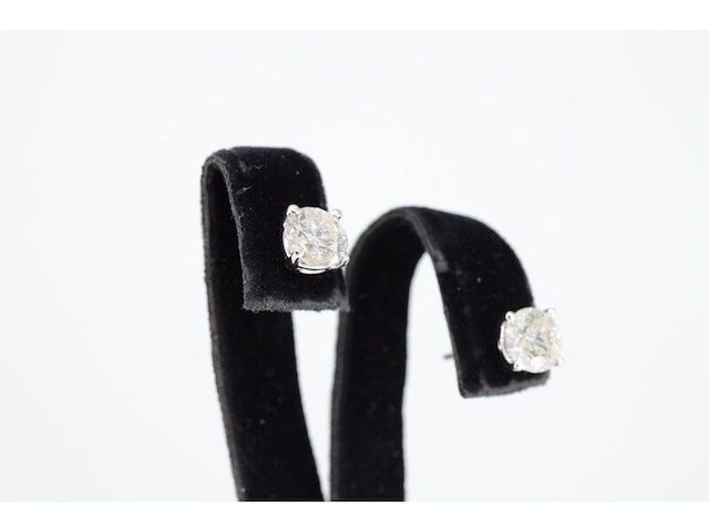 Witgouden oorbellen met twee solitaire diamanten van 2.00 carat totaal - afbeelding 4 van  6