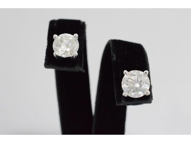 Witgouden oorbellen met twee solitaire diamanten van 2.00 carat totaal - afbeelding 1 van  6