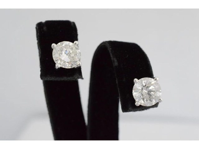 Witgouden oorbellen met twee solitaire natuurlijke diamanten van 2.00 carat totaal - afbeelding 3 van  6