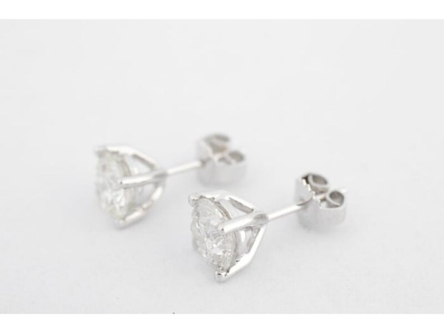 Witgouden oorbellen met twee solitaire natuurlijke diamanten van 2.00 carat totaal - afbeelding 4 van  6