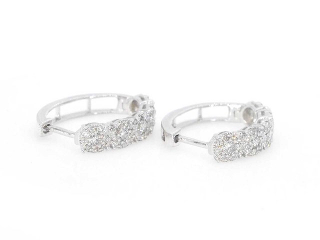 Witgouden oorbellen met vijf chatons met diamanten - afbeelding 7 van  9